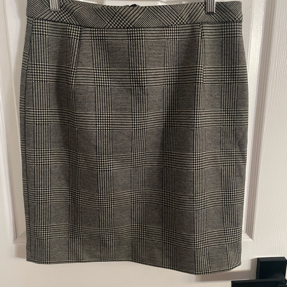 H&M plaid above the knee skirt size 40/US 8